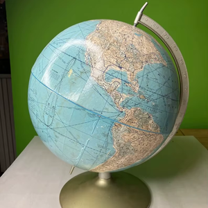 Globo terráqueo artesanal de metal galvanizado con detalles industriales remachados y un eje de metal cepillado para apartamentos estilo loft - Product Image 1