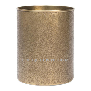 Porta cepillos redondo de acero inoxidable plateado brillante con textura martillada y mango flexible para sets de baño - Product Image 3