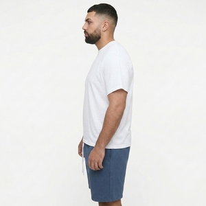 เสื้อยืดคอกลมสีขาวสำหรับผู้ชายพร้อมกางเกงขาสั้นสีน้ำเงินแบบมีเชือกผูก ชุดลำลองฤดูร้อน สีพื้น ผ้าฝ้ายระบายอากาศได้ดี ขายส่ง - Product Image 3