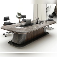Bureau de direction en HPL à motif marbre de luxe, construction en contreplaqué E1, table de bureau de 2400 mm de large avec surface stratifiée de qualité supérieure et durable