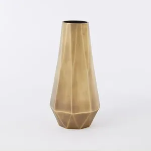 Vase en métal festif qui ajoute un charme étincelant, idéal pour la décoration lors d'événements et de rassemblements à thème festif. - Product Image 2