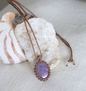 สร้อยคอจี้หินโรโดไนต์ทำมือสไตล์มาคราเม่  แบบโบโฮธรรมชาติ  ช่วยบำบัดรักษา  สายสีน้ำตาลปรับได้ - Product Image 1
