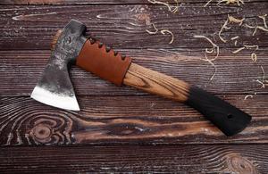 Hache professionnelle forgée à la main en acier à haute teneur en carbone - 13 pouces, manche en bois de frêne pleine longueur, qualité DIY, ODM pour travaux extérieurs et cadeaux - Product Image 4