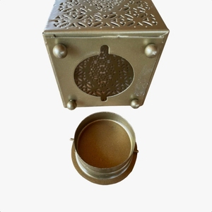 Lanterne à bougie en métal doré, style marocain, avec découpes, porte-bougie décoratif pour table, pour la décoration de la maison et les centres de table événementiels - Product Image 2
