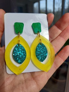 Boucles d'oreilles tendance en résine, vert jaune turquoise, motif découpé scintillant, bijoux en plastique, coffret cadeau - Product Image 4