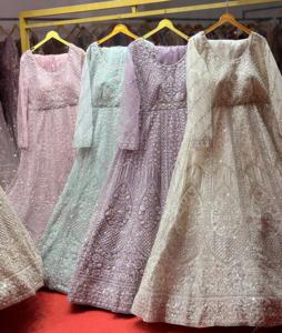 Lehenga en tissu de couleur claire avec des morceaux de fantaisie de travail à la main et des pierres de Jarkan complètes pour les fêtes et les mariages - Product Image 4