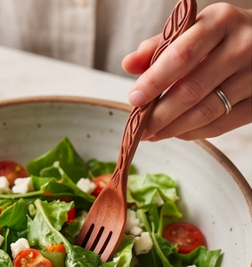 Ensemble de couverts en bois de haute qualité avec motif feuille, finition artisanale, parfait pour les restaurants, la salle à manger, la cuisine et les hôtels. - Product Image 6