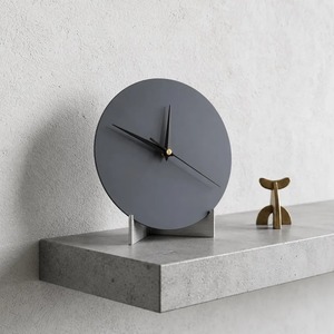 Horloge de bureau classique vintage rétro antique traditionnelle élégante de luxe intemporelle Art Déco en métal avec mouvement à quartz et fonction snooze - Product Image 2