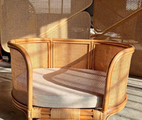 Panier de luxe en rotin tressé au design moderne, grand et confortable, pour chien, chat, ou enfant, idéal pour le jardin ou comme canapé-lit durable.