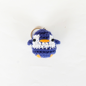 Porte-clés Amigurumi Pingouin au Crochet Fait Main, Design Personnalisable, Mousqueton en Acier Inoxydable, Breloque de Sac Oiseau Bleu Marine - Product Image 1