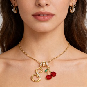 Collar con Inicial de Mariposa en Aleación de Cobre Chapado en Oro de 18K OEM, con Dije de Circonita Roja, Colgante Delicado Personalizado para Mujer - Product Image 4
