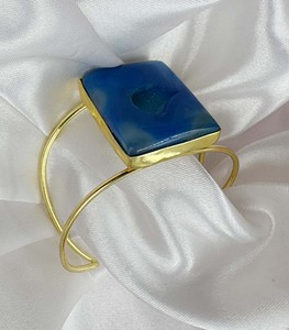Bracelet manchette ajustable en pierre géode bleue naturelle, double fil plaqué or, avec pierres précieuses - Product Image 1