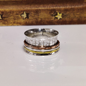 Bague anti-stress tricolore faite à la main, en métaux mélangés, pour la méditation, bijou bohème tendance, cadeau pour elle/lui - Product Image 3