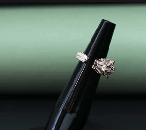 Anillo de banda de lujo con diseño calado de cresta de águila - Product Image 1