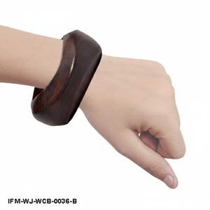Brazalete de Madera Oscura Tallado a Mano, Diseño Geométrico, Escultural, Grande, Orgánico, para Mujer - Product Image 6