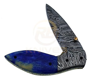 Couteau pliant artisanal en acier Damas avec manche en os bleu - Product Image 2