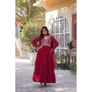 Vestido de noche de diseñador para fiestas Trabajo de perlas bordadas para un aspecto elegante - Product Image 3