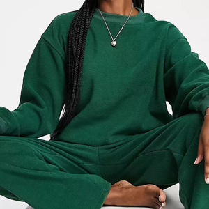 Ensemble de survêtement pour femme avec veste boutonnée à col et pantalon décontracté assorti pour les collections de mode sportive décontractée - Product Image 5