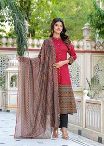 ชุดคุर्ตาทรงเอสำหรับผู้หญิง สีแดงเลือดหมู ผ้าเรยอนและผ้าฝ้ายแคมบริค พิมพ์ลายซิกแซก คอจีน แขนสามส่วน เหมาะสำหรับสวมใส่ทั่วโลก - Product Image 2