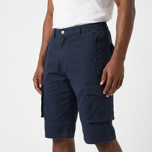 Pantalones cortos Bermuda azul marino para hombre, de cintura media, estilo workwear de lona con múltiples bolsillos y cierre de botón. - Product Image 6