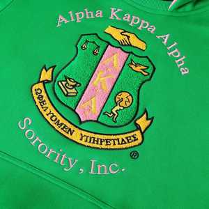 Sudadera con Capucha Unisex AKA Green Prep, Bordado Rosa Chenille con Letras Griegas, Ajuste Elegante y Premium - Product Image 3