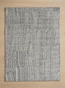 Tapis en patchwork à texture urbaine pour les intérieurs contemporains |   Tapis de sol artisanal gris avec motif linéaire superposé - Product Image 5