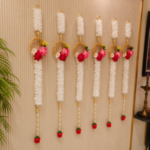 Décoration murale florale artisanale avec guirlande blanche, anneau doré, pompon perlé, roses rouges et roses, pour la maison et le temple. - Product Image 2