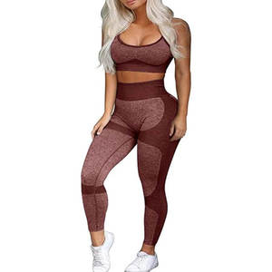 Ensemble de yoga pour femmes en tissu doux, offrant une coupe ajustée et un look élégant, idéal pour les séances de sport et la détente à domicile. - Product Image 4