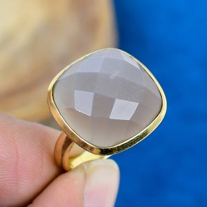 Bague artisanale en pierre de lune grise en forme de coussin, or 18 carats micro-plaqué, argent sterling 925 - Product Image 1