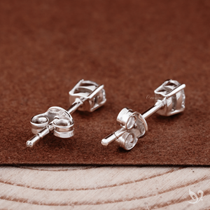 Boucles d'oreilles clous ovales en diamants de laboratoire de 0,12 carat chacun, serties sur quatre griffes, en argent sterling 925, bijoux délicats pour fêtes et usage quotidien - Product Image 4