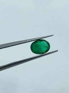 พลอยมรกตสีเขียวเข้มทรงกลมธรรมชาติ น้ำหนัก 1.25 กะรัต สำหรับฝังแหวนทอง ออกแบบพิเศษโดย R.K. GEMS & JEWELLERY - Product Image 3