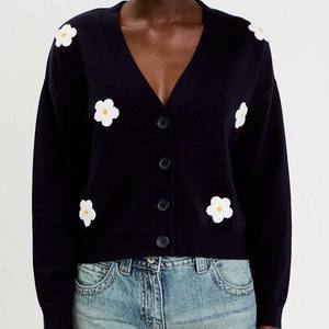 Chemisier d'été en maille respirante à col en V pour femme, haut léger à texture douce, pull boutonné pour l'Europe - Product Image 3