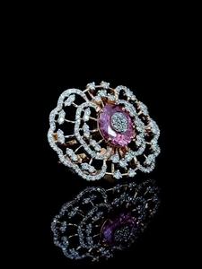 Anillo de compromiso de lujo chapado en oro rosa de 9K con perla y diamante floral rosa de laboratorio, diseño de halo, moderno y llamativo. - Product Image 5