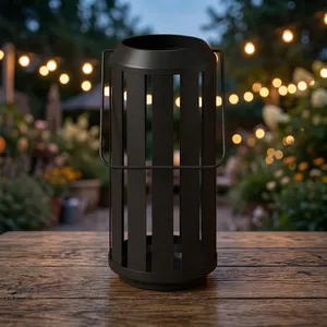 Elegante Lámpara de Metal Negro Mate con Listones, Recortes Minimalistas y Asa de Alambre, Perfecta para un Estilo Moderno en Interiores y Exteriores - Product Image 4