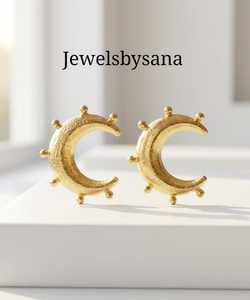 Pendientes de luna creciente dorada para mujer |   Modernos Pendientes en Forma de Luna Chapados en Oro |   Estilo Minimalista Dorado - Product Image 1