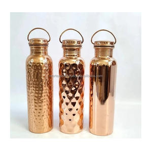 Bouteille d'eau en cuivre écologique pour une hydratation quotidienne propre, favorisant des habitudes de bien-être naturel et une vie saine et durable. - Product Image 3