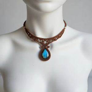 Collier en macramé avec pierre précieuse labradorite faite à la main |   Bijoux bohèmes en cristal bleu scintillant en forme de poire |   Mangalmay Corporation - Product Image 1