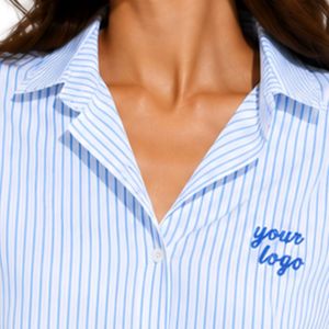 Camisa Corta a Rayas Azul Claro y Blanco Personalizada para Mujer, Blusa Casual de Verano con Botones y Logotipo Bordado Personalizado OEM - Product Image 5