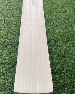 Bate de béisbol de alta calidad de mimbre inglés liso, beige, hecho a mano, con empaque premium y agarre cómodo. - Product Image 5