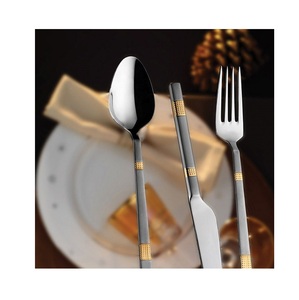 Ensemble de couverts de luxe avec bandes incrustées d'or |   Ensemble de couverts en acier inoxydable de qualité supérieure, 3 pièces |   Vaisselle Moderne Polie Bicolore - Product Image 2