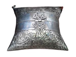 Bolso de mano tipo almohada con marco metálico elegante para mujer india, ideal para bodas y fiestas, con logotipo personalizado en caja. - Product Image 6