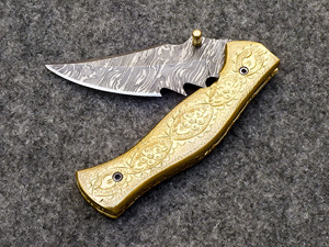 Cuchillo Plegable de Acero de Damasco Hecho a Mano con Mango de Latón Grabado y Funda de Cuero - Cuchillo de Bolsillo EDC Personalizado con Bloqueo Liner Lock - Product Image 2