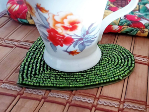 Sous-verre artisanal en tissu et perles de rocaille, motif classique arbre de Noël, écologique, pour thé et café, personnalisable, style unique - Product Image 5