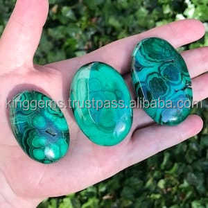 Vente en gros de malachite naturelle polie pierre de palme sculptée pierre de guérison pour la méditation Reiki Feng Shui oreiller en pierres précieuses sur le thème de l'amour - Product Image 6
