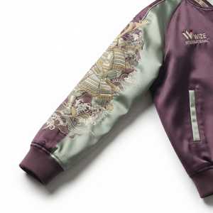 เสื้อแจ็คเก็ตบอมเบอร์ผู้ชาย ปักลายซามูไร สไตล์ญี่ปุ่น สีม่วงเขียว ผ้าซาติน ซิปหน้า โลโก้ สำหรับใส่ฤดูใบไม้ร่วง แจ็คเก็ตซูกะจัง - Product Image 3
