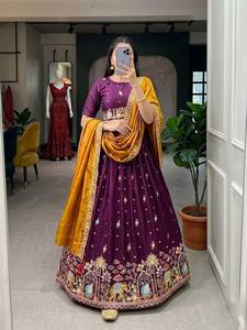 Ensemble prêt-à-porter en soie Lehenga, entièrement brodé avec des motifs complexes d'éléphants et de paons en fil doré, par un créateur. - Product Image 1