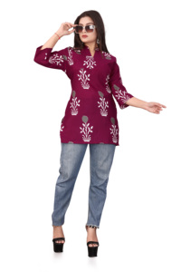 Conjunto de dos piezas para mujer con estampado floral morado y burdeos, de poliéster y rayón premium, estilo urbano, cuello redondo, traje de pantalón para dama. - Product Image 5