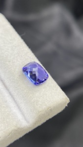 Pierre naturelle certifiée fascinante de 8x6 MM en Tanzanite, taille coussin longue, avec une couleur et un lustre excellents, Zoisite naturelle 1,76 carat - Product Image 5