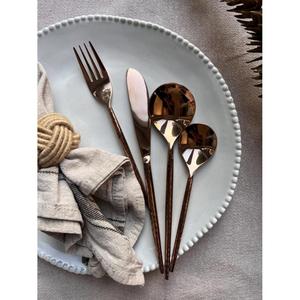 Ensemble de couverts en métal réutilisables de haute qualité, finition dorée, vaisselle de qualité supérieure pour la décoration de table, fournitures pour restaurants - Product Image 1