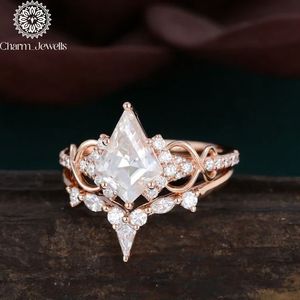 Bague de fiançailles en or rose avec moissanite taille coussin, sertie à griffes, design géométrique, style romantique pour femme, certifiée IGI - Charm_Jewells - Product Image 3